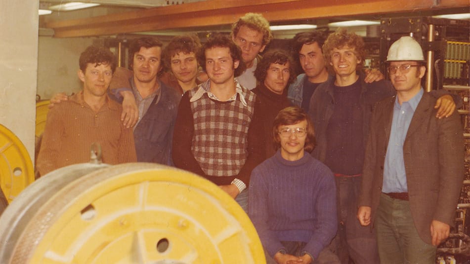 A Hilton szálló szerelésén 1976-ban a Gép- és Felvonóval. Hoffmann László kockás pulóverben.