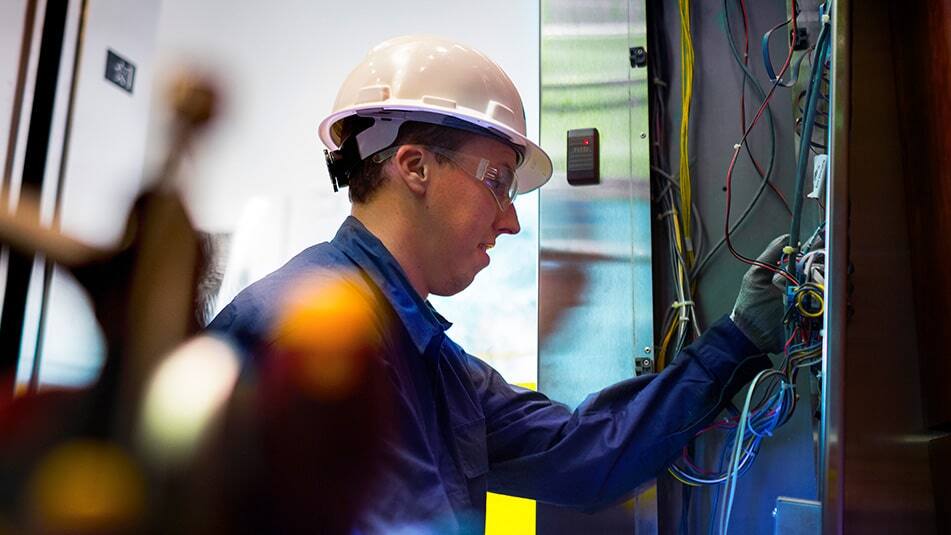 Előzze meg az energiaigényes meghibásodásokat, és tartsa üzemben felvonóját a KONE 24/7 Intelligens Karbantartási szolgáltatás rendszeres karbantartásával és állandó távfelügyeleti megoldásainak segítségével.