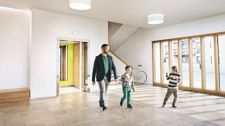 Fontolja meg a lépcsőzést, ha fizikailag képes rá - ez egy szórakoztató, egészséges és energiatakarékos alternatíva a lifttel vagy mozgólépcsővel való közlekedés helyett.